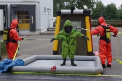 Dekontamination der eingesetzten Kräfte in Chemikalienschutzanzügen.