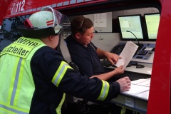 Lagebesprechung im Einsatzleitwagen.