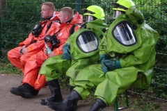 Einsatzkräfte warten auf ihren Einsatz.