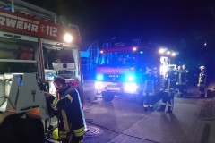 Einsatzkräfte- und fahrzeuge an der Einsatzstelle.