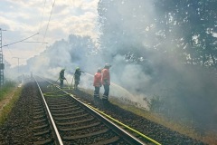 Löscharbeiten an einem Bahndamm.