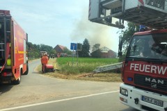 Die Verdener Drehleiter an der Einsatzstelle in Wechold. Im Hintergrund die brennende Scheune.