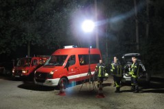 Die Einsatzleitung auf dem Parkplatz am Waldspielplatz.