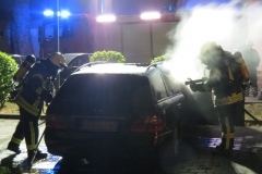 Brandbekämpfung an dem PKW.