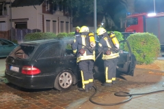 Nachlöscharbeiten an dem PKW.