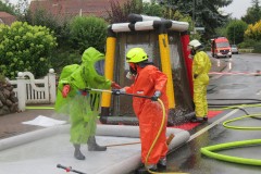 Dekontamination der unter Chemikalienschutzanzügen eingesetzten Einsatzkräfte.