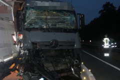 Insgesamt waren drei LKW an dem Unfall beteiligt.