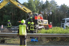 Feuerwehr und Rettungsdienst befreien den eingeklemmten Baggerfahrer.