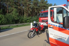 Das Krad der Kreisfeuerwehr fährt zur Erkundung in den Baustellenbereich auf der Autobahn vor.