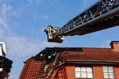 Über die Drehleiter der Ortsfeuerwehr Verden musste das Dach teilweise geöffnet werden.