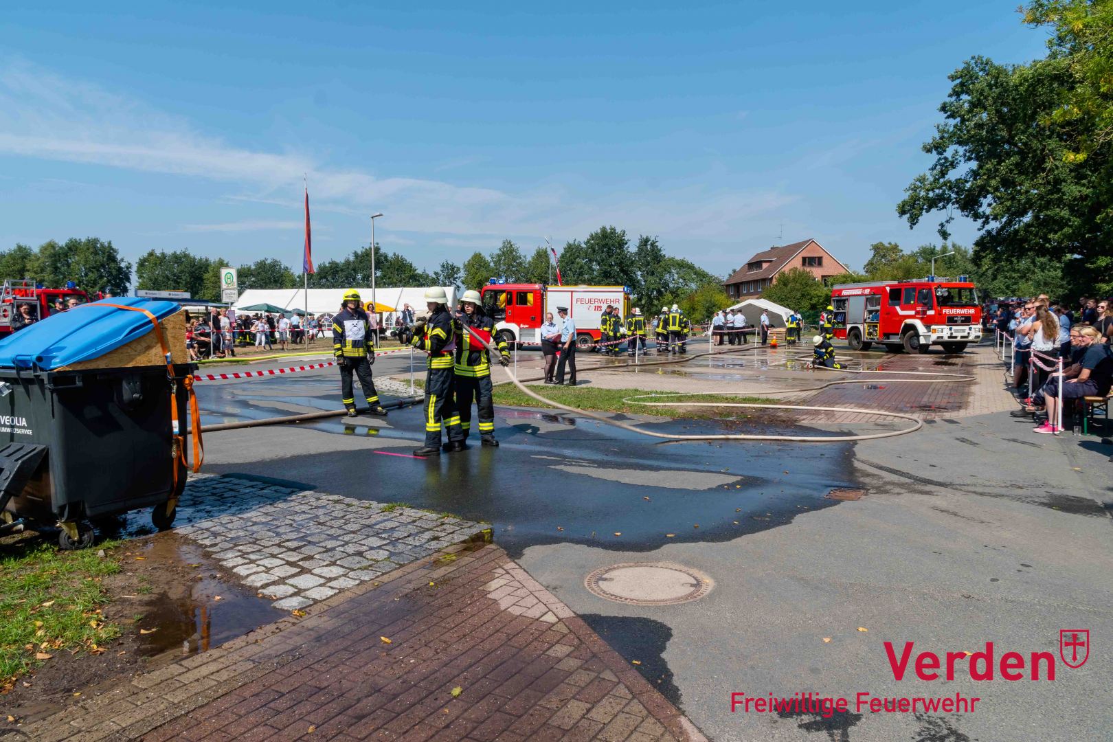 Unter anderem galt es einen Löschangriff zur Bekämpfung eines Containerbrandes aufzubauen.