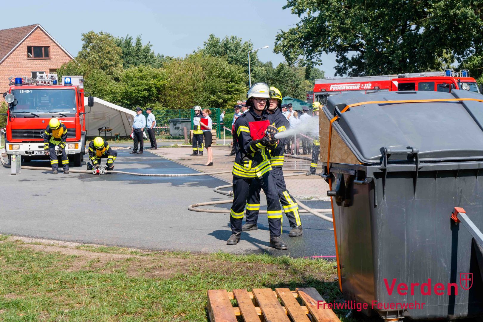 Unter anderem galt es einen Löschangriff zur Bekämpfung eines Containerbrandes aufzubauen.