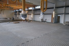 Blick in die teilweise geflieste Fahrzeughalle.