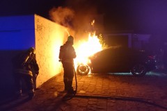 Der PKW brennt im vorderen Bereich in voller Ausdehnung.