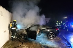 Löscharbeiten an dem PKW.