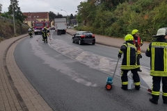 Abstreuen der Ölspur auf der Lindhooper Straße.