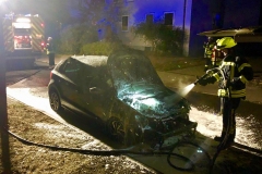 Löscharbeiten am brennenden PKW.