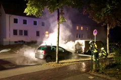 Löscharbeiten am brennenden PKW.