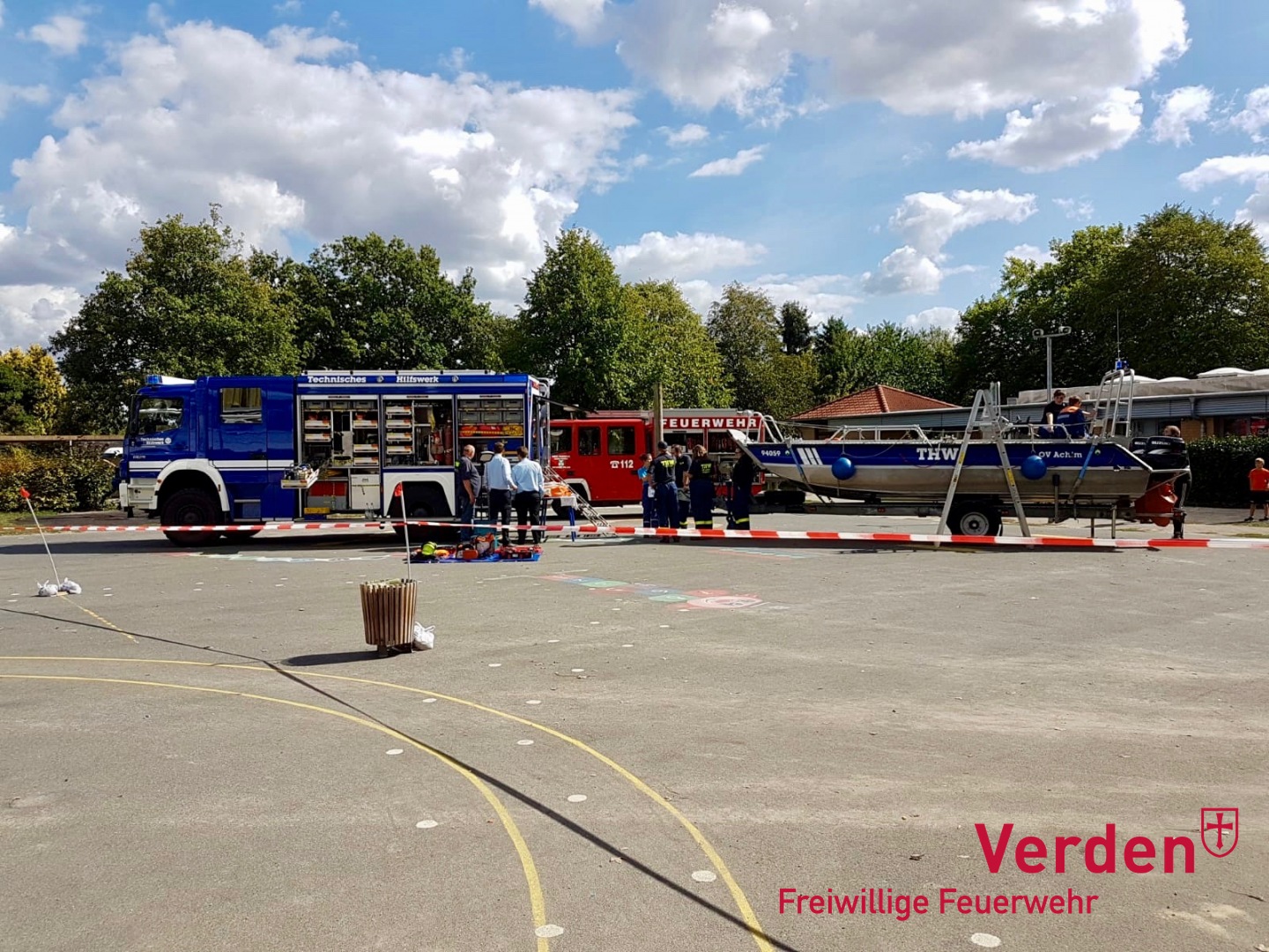 Das THW Achim stellte einen Gerätekraftwagen und ein Mehrzweckboot aus.
