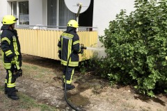 Einsatzkräfte bei den Nachlöscharbeiten.