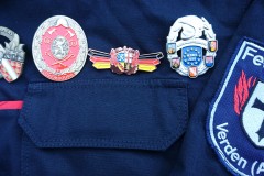 Die erworbenen Abzeichen bei den Grenzlandmeisterschaften: Feuerwehrleistungsabzeichen Elsass (Bronze), Feuerwehrleistungsabzeichen Luxemburg (Bronze), Leistungsspange Saarland (Bronze) und das Grenzlandabzeichen in Silber (von Links).