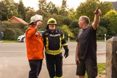 Einweisung des Einsatzleiters durch den Hofeigentümer.