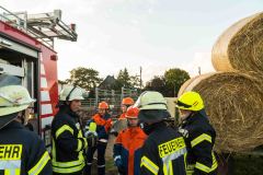 Hand in Hand arbeiteten Jugendfeuerwehr und Einsatzabteilung die Übung auf dem Bauernhof ab.