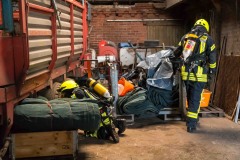 Feuerwehrleute unter Atemschutz suchen nach einer vermissten Person.