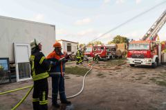 Hand in Hand arbeiteten Jugendfeuerwehr und Einsatzabteilung die Übung auf dem Bauernhof ab.
