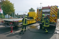 Nachlöscharbeiten an einem Abschleppwagen an der Artilleriestraße. Nachlöscharbeiten an einem Abschleppwagen an der Artilleriestraße.