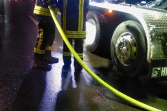 Nachlöscharbeiten an der heißgelaufenen LKW-Bremse.