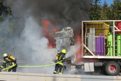 Brandbekämpfung an dem LKW.