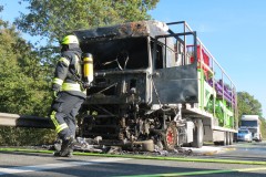 Die ausgebrannte Zugmaschine.