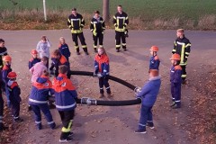 Arbeiten mit Saugschläuchen.
