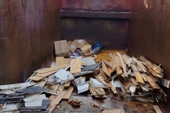 Der im Altpapiercontainer entsorgte Abfall.