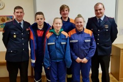 Jugendfeuerwehrwart Daniel Teubert (links) und sein Stellvertreter Felix Altefrohne (rechts) mit Jugendsprecher Timm Luca Dressel, der stellvertretenden Jugendsprecherin Maya Bolland, Kassenwart Luca Kersten und Gruppenführerin Annalena Helmbold (v.l.).