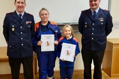 Jugendfeuerwehrwart Daniel Teubert (links) und sein Stellvertreter Felix Altefrohne (rechts) mit Annalena Bolland (aktives Mitglied) und Annjalie Sturzebecher (Jugendfeuerwehrmitglied des Jahres) (v.l.).