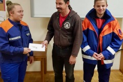 Gruppenführerin Annalena Helmbold (links) und Jugendsprecher Timm Luca Dressel (rechts) überreichte Oberstudienrat Martin Mechelhoff ein Präsent.