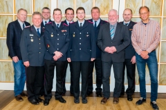 Die Beförderten und Geehrten mit Ortsbürgermeister Wolf Hertz-Kleptow, Stadtbrandmeister Peter Schmidt (v.l.) sowie Jürgen Reimers, stv. Stadtbrandmeister Mario Rosebrock und dem stv. Bürgermeister Carsten Hauschild.