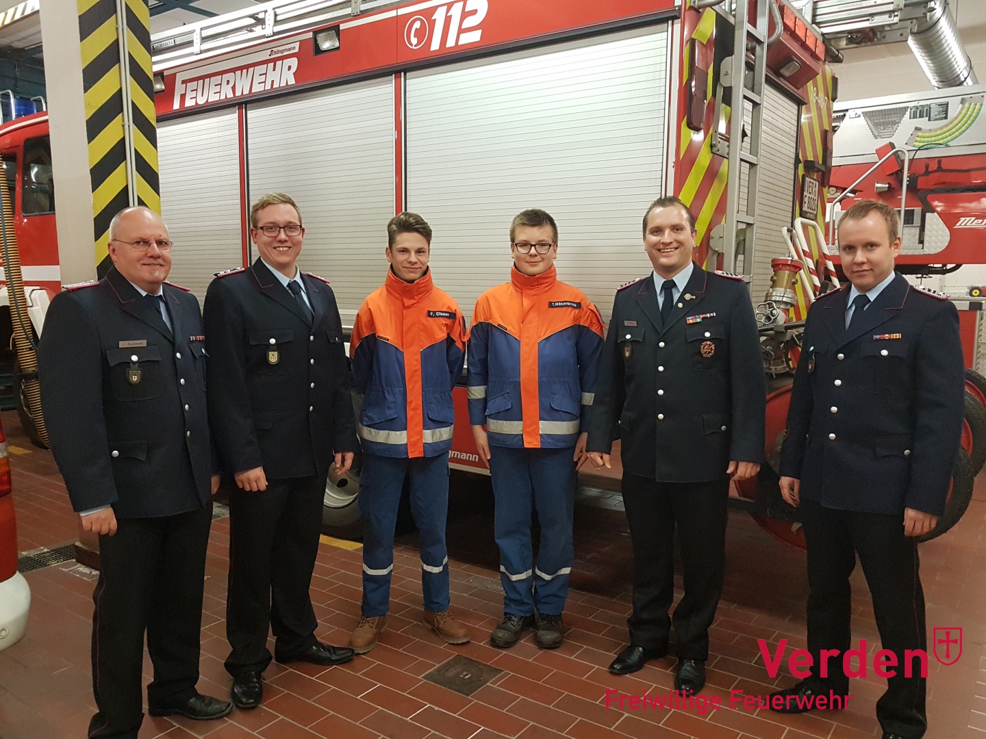 Ortsbrandmeister  Jürgen Barkfrede zusammen mit Dominique Schmidtke, Felix Clasen, Tim Möhlenbrock, Sven Hilbig und Florian Mesenbrink (von links).