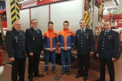 Ortsbrandmeister  Jürgen Barkfrede zusammen mit Dominique Schmidtke, Felix Clasen, Tim Möhlenbrock, Sven Hilbig und Florian Mesenbrink (von links).