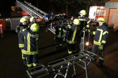 Ausbildungsdienst: Rettung einer Person mit der Drehleiter.