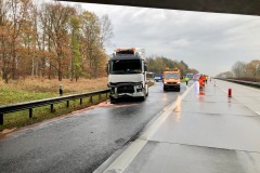 Der verunfallte LKW im Seitenraum.
