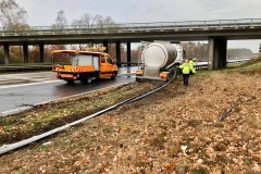 Der verunfallte LKW im Seitenraum.
