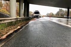 Größere Mengen an Betriebsstoffen liefen aus dem beeschädigten Sattelzug aus.
