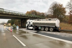 Mit Ölbindemittel wurde die Ölspur abgestreut und eine weitere Ausbreitung verhindert.