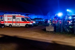 Einsatzkräfte von Feuerwehr und DRK vor Ort. Einsatzkräfte von Feuerwehr und DRK vor Ort.