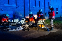 Das DRK betreut und versorgt die verletzten Techniker nach deren Rettung aus der brennenden Scheune. Das DRK betreut und versorgt die verletzten Techniker nach deren Rettung aus der brennenden Scheune.