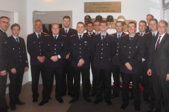 Die Beförderten, Geehrten und Gewählten mit Ortsbrandmeister Marin Rust (2.v.l.) und Bürgermeister Lutz Brockmann (rechts).
