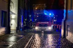 Die Drehleiter wird in der Ritterstraße in Stellung gebracht.